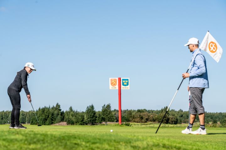 Green Zone Golfilla pelataan rajan molemmin puolin yöttömän yön auringon alla.